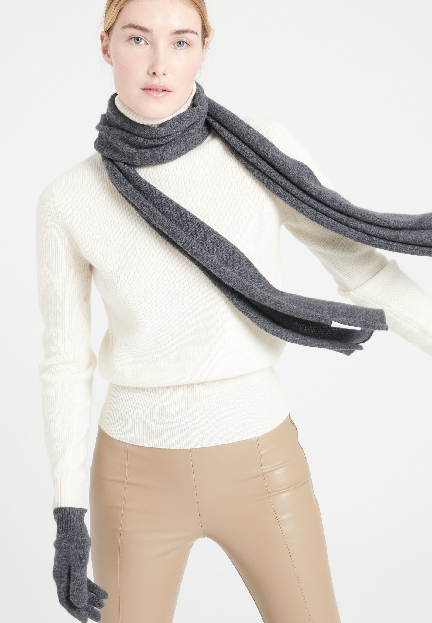 Echarpe en cachemire gris anthracite-écharpe-Studio Cashmere8-TU-SC8-00004-gris anthracite-Urbanheer