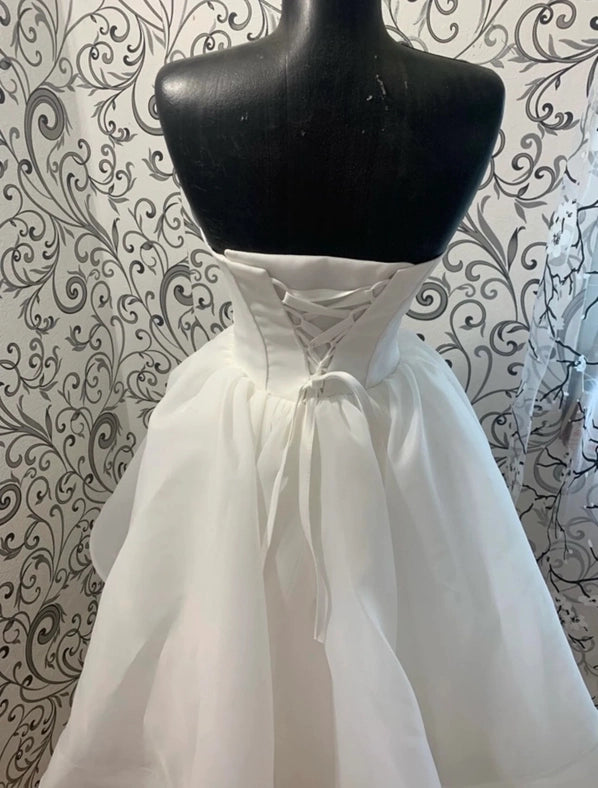 Elegant Knee-Length Wedding Dress with Strapless Design from Urbanheer Elegant Knee-Length Wedding Dress with Strapless Design from Urbanheer