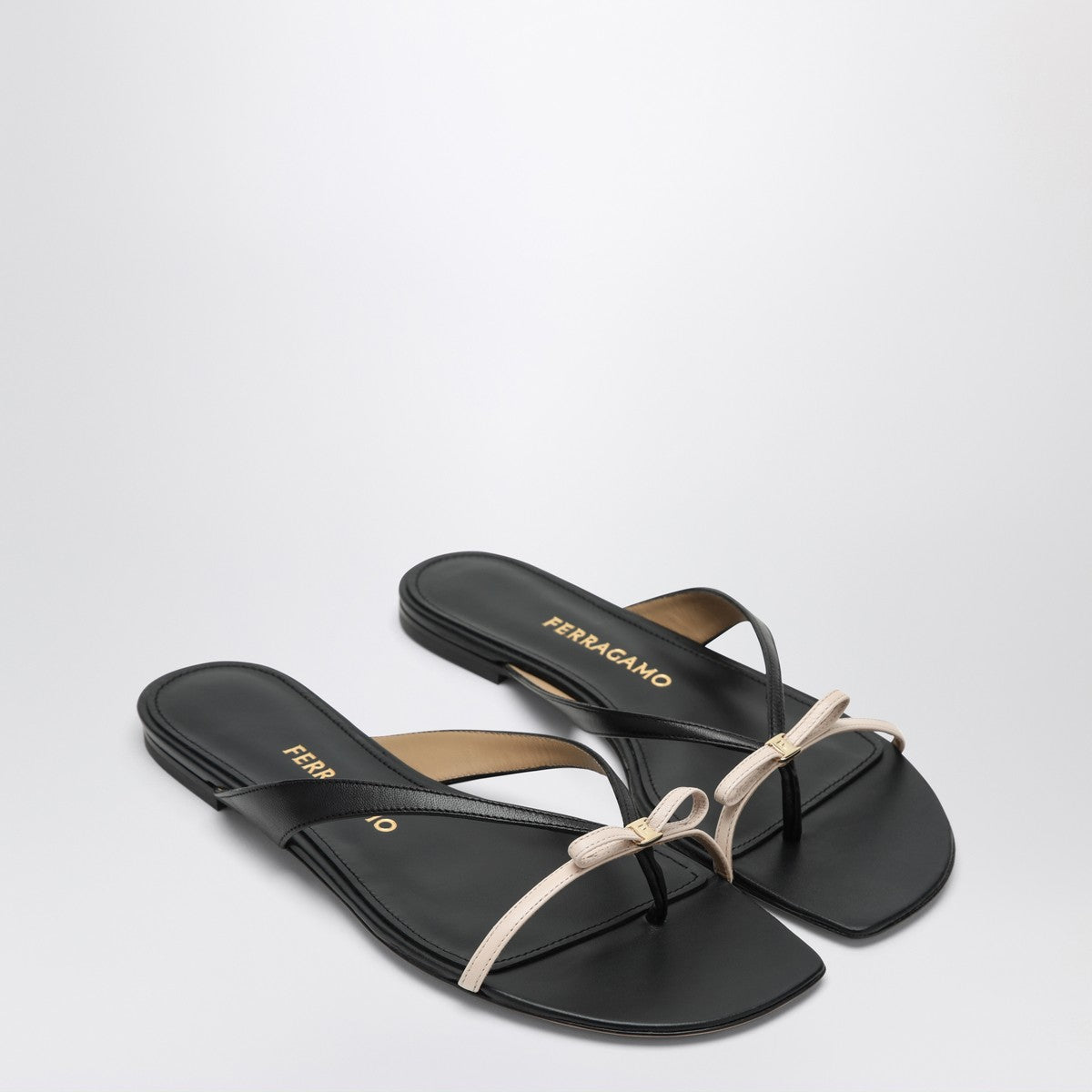 Ferragamo Mini Bow flip-flop black and powdery  / narrow fit