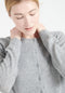 LILLY 4 Cardigan col rond en cachemire cintré gris clair-gilet cardigan col rond femme-Studio Cashmere8-S-SC8-00166-gris clair-Urbanheer