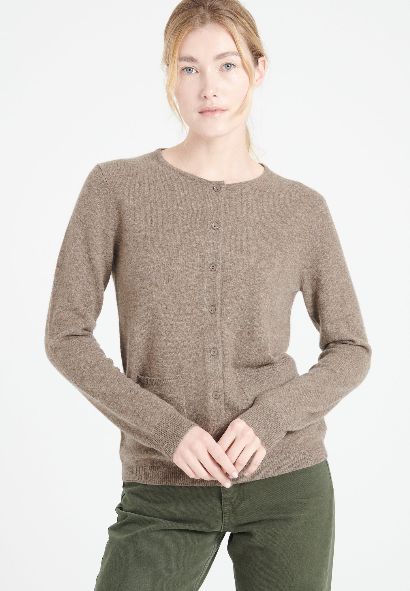 LILLY 4 Cardigan col rond en cachemire cintré taupe-gilet cardigan col rond femme-Studio Cashmere8-M-SC8-00169-taupe-Urbanheer