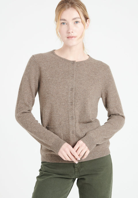 LILLY 4 Cardigan col rond en cachemire cintré taupe-gilet cardigan col rond femme-Studio Cashmere8-M-SC8-00169-taupe-Urbanheer