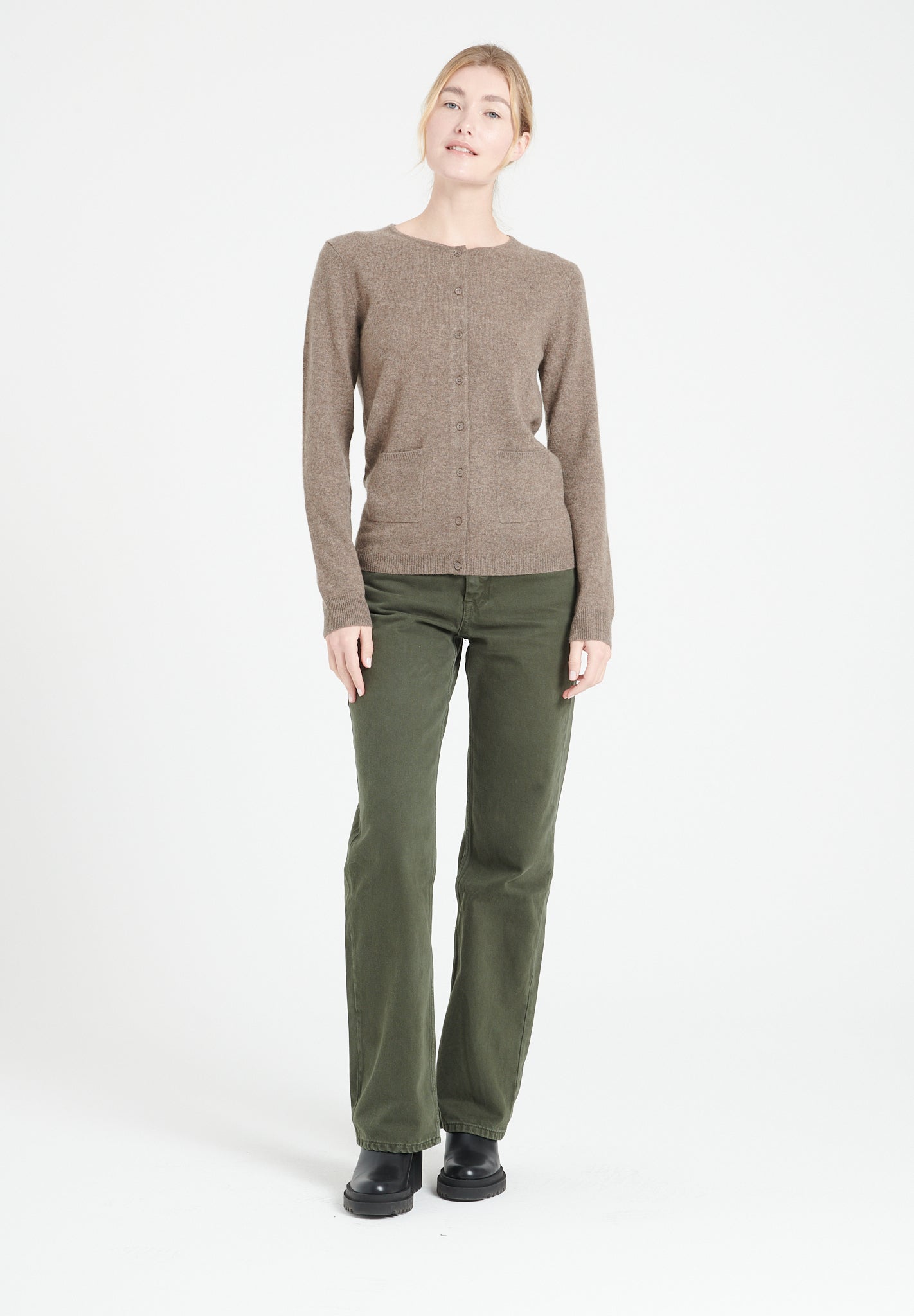LILLY 4 Cardigan col rond en cachemire cintré taupe-gilet cardigan col rond femme-Studio Cashmere8-M-SC8-00169-taupe-Urbanheer