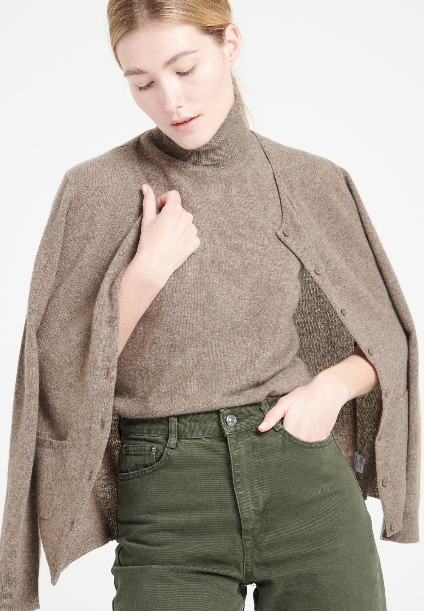 LILLY 4 Cardigan col rond en cachemire cintré taupe-gilet cardigan col rond femme-Studio Cashmere8-M-SC8-00169-taupe-Urbanheer