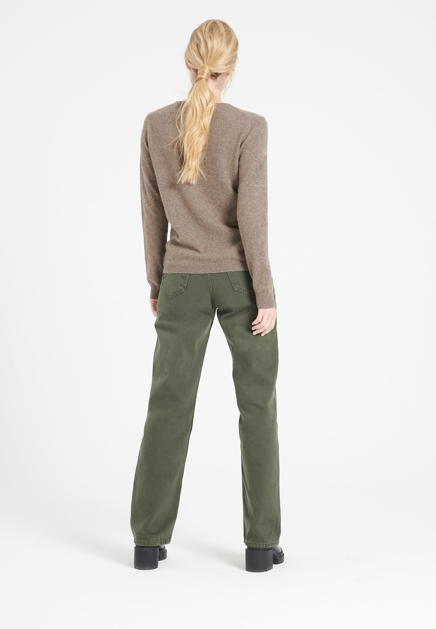 LILLY 4 Cardigan col rond en cachemire cintré taupe-gilet cardigan col rond femme-Studio Cashmere8-M-SC8-00169-taupe-Urbanheer