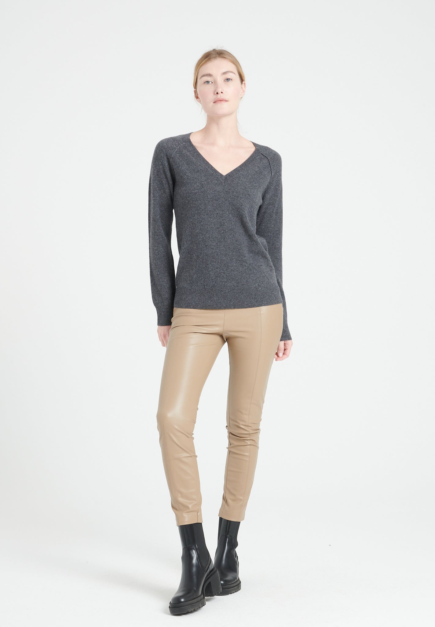LILLY 6 Pull col V en cachemire ample gris anthracite-col v femme-Studio Cashmere8-S-SC8-00184-gris anthracite-Urbanheer