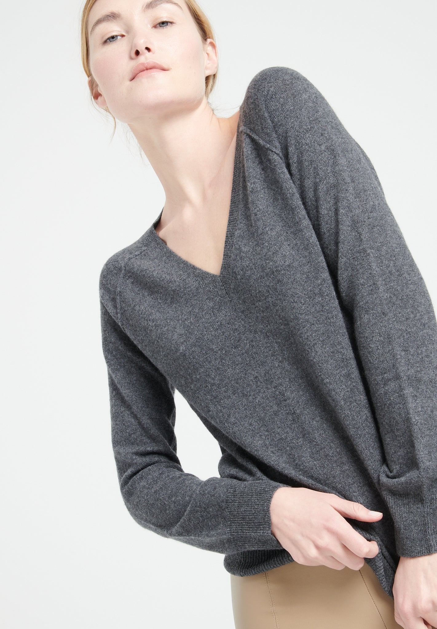 LILLY 6 Pull col V en cachemire ample gris anthracite-col v femme-Studio Cashmere8-S-SC8-00184-gris anthracite-Urbanheer