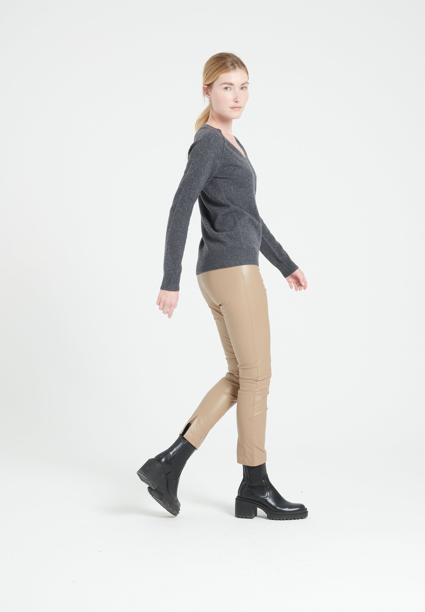 LILLY 6 Pull col V en cachemire ample gris anthracite-col v femme-Studio Cashmere8-S-SC8-00184-gris anthracite-Urbanheer