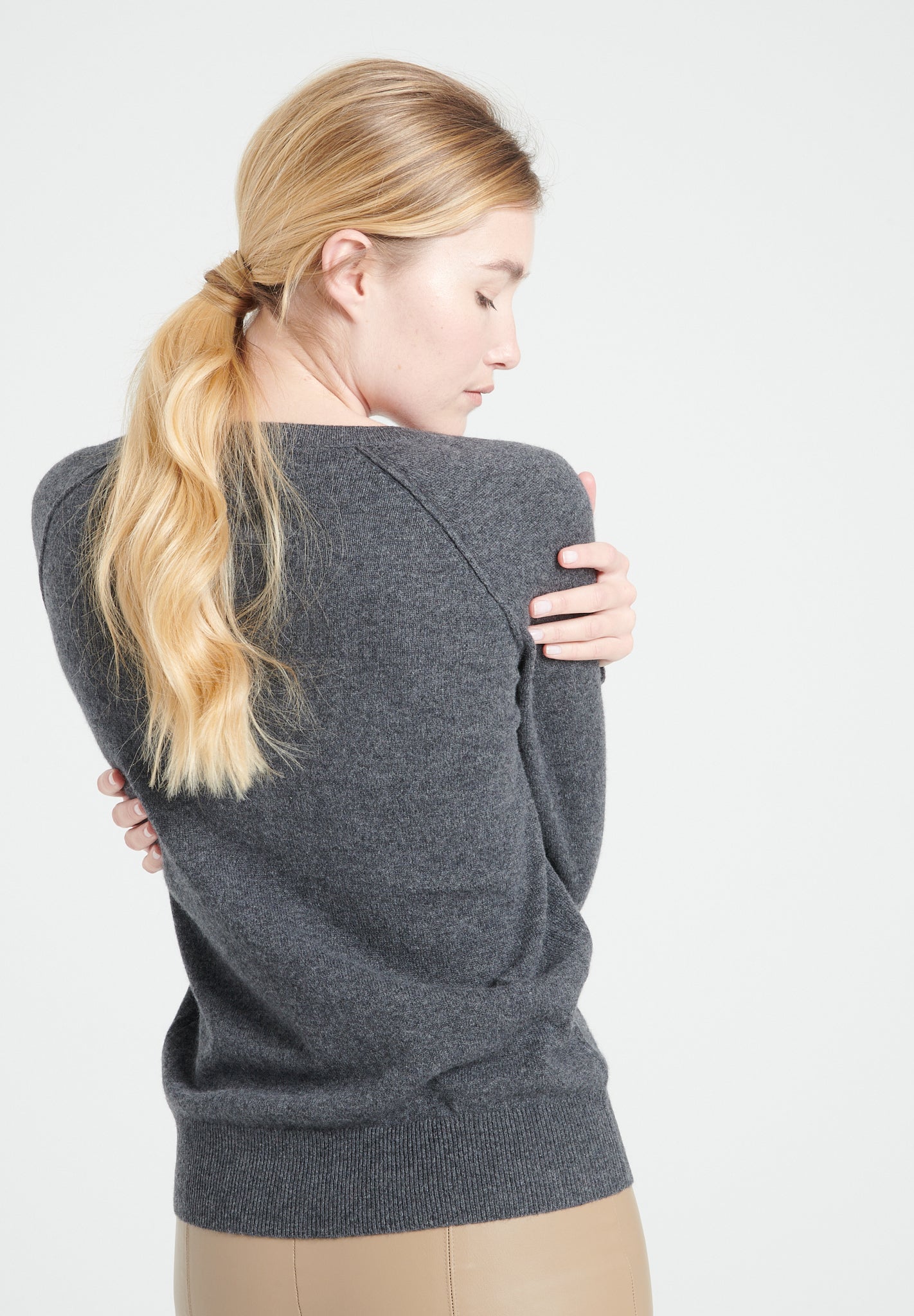 LILLY 6 Pull col V en cachemire ample gris anthracite-col v femme-Studio Cashmere8-S-SC8-00184-gris anthracite-Urbanheer