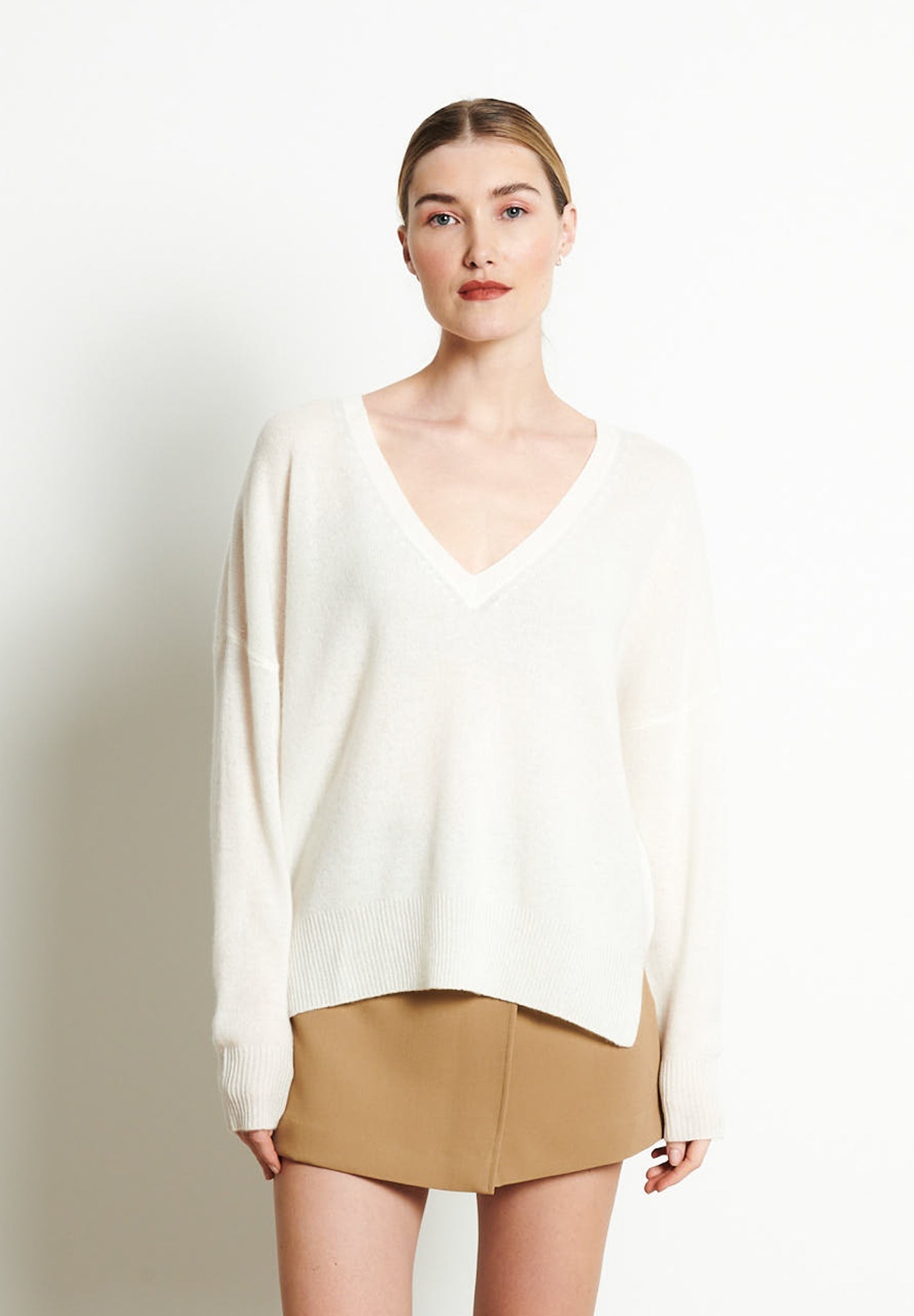 RIA 3 Pull col V profond oversize en cachemire blanc écru-col v femme-Studio Cashmere8-S-M-SC8-00746-blanc écru-Urbanheer