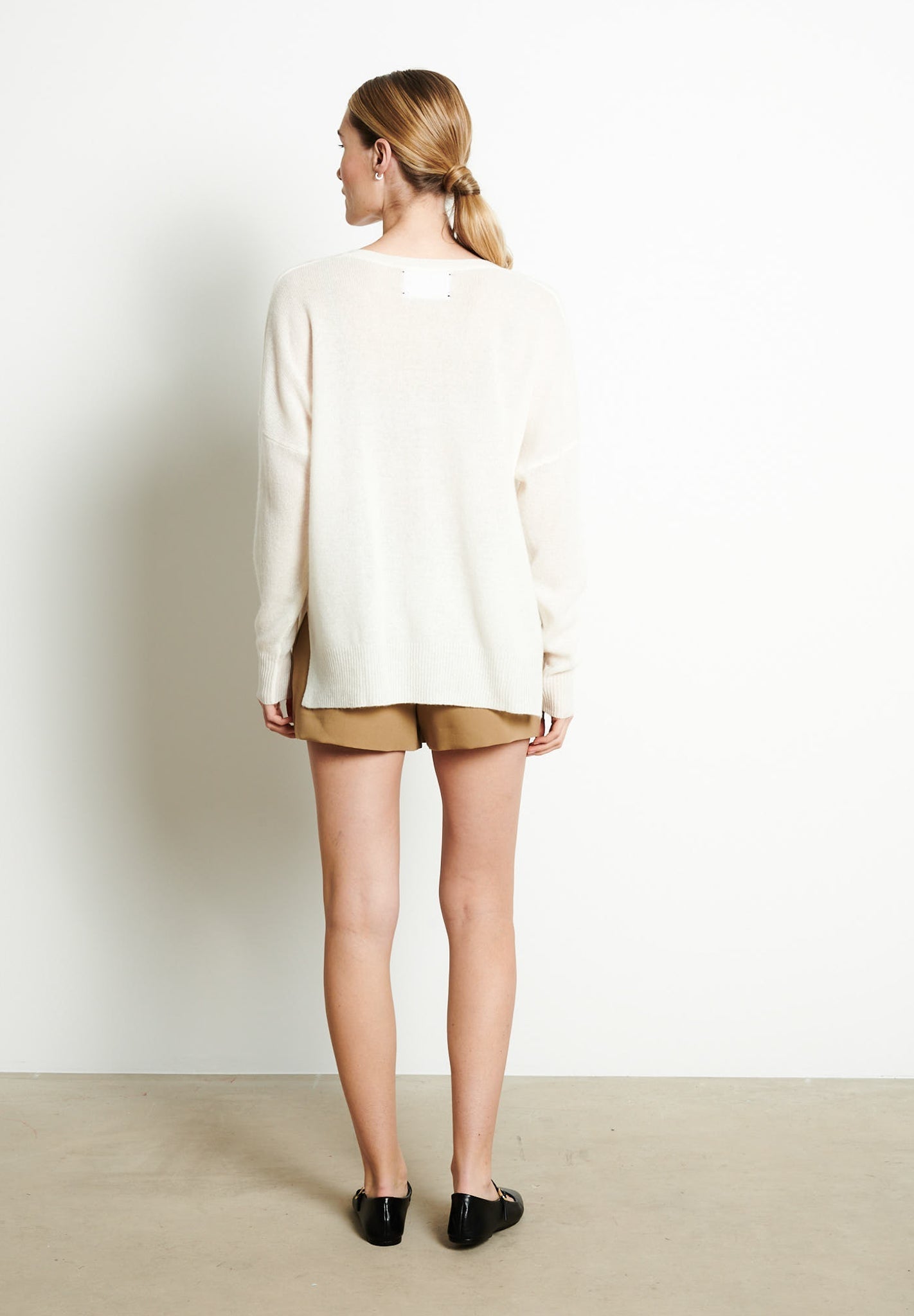 RIA 3 Pull col V profond oversize en cachemire blanc écru-col v femme-Studio Cashmere8-S-M-SC8-00746-blanc écru-Urbanheer