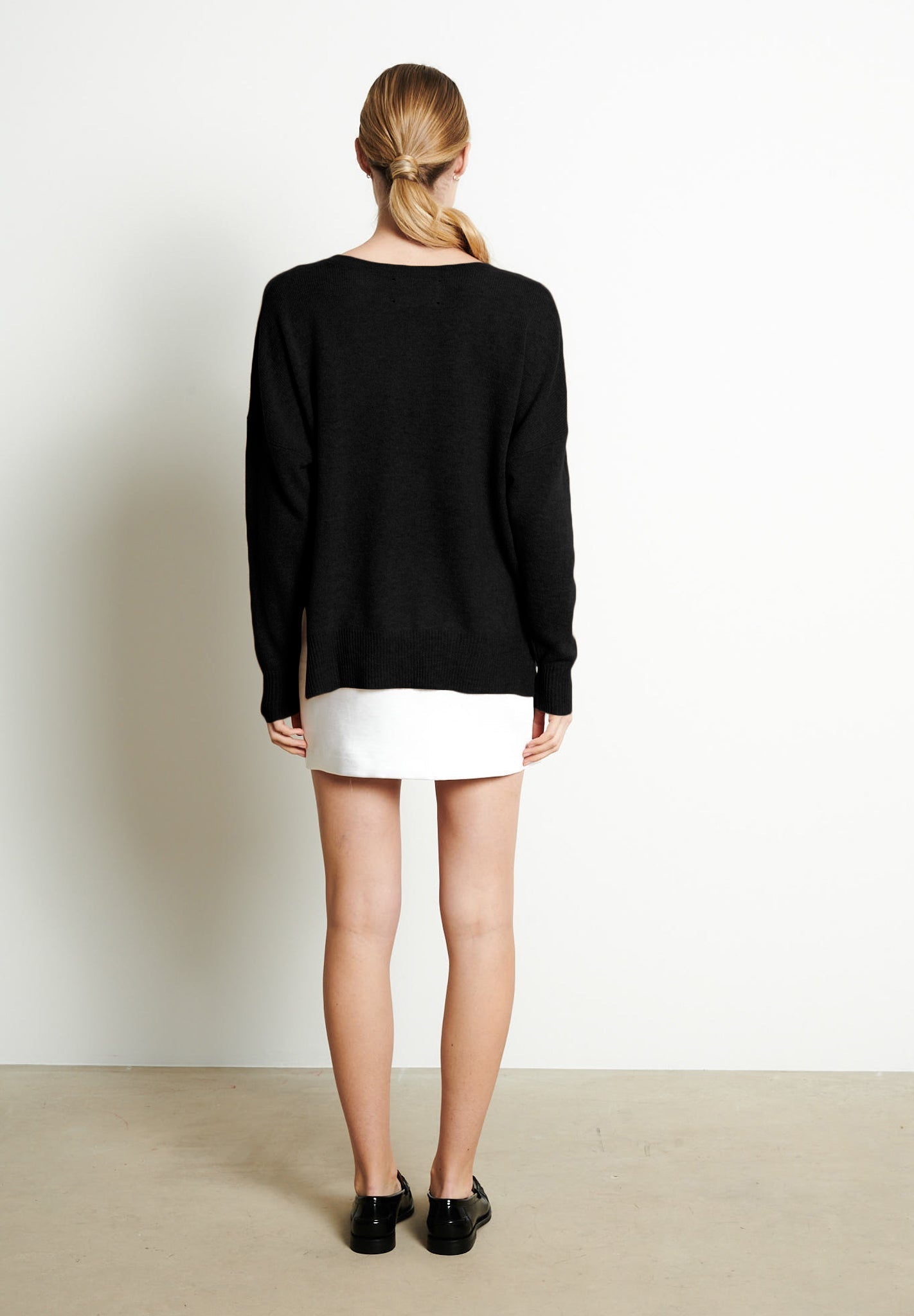 RIA 3 Pull col V profond oversize en noir-col v femme-Studio Cashmere8-S-M-SC8-00741-noir-Urbanheer