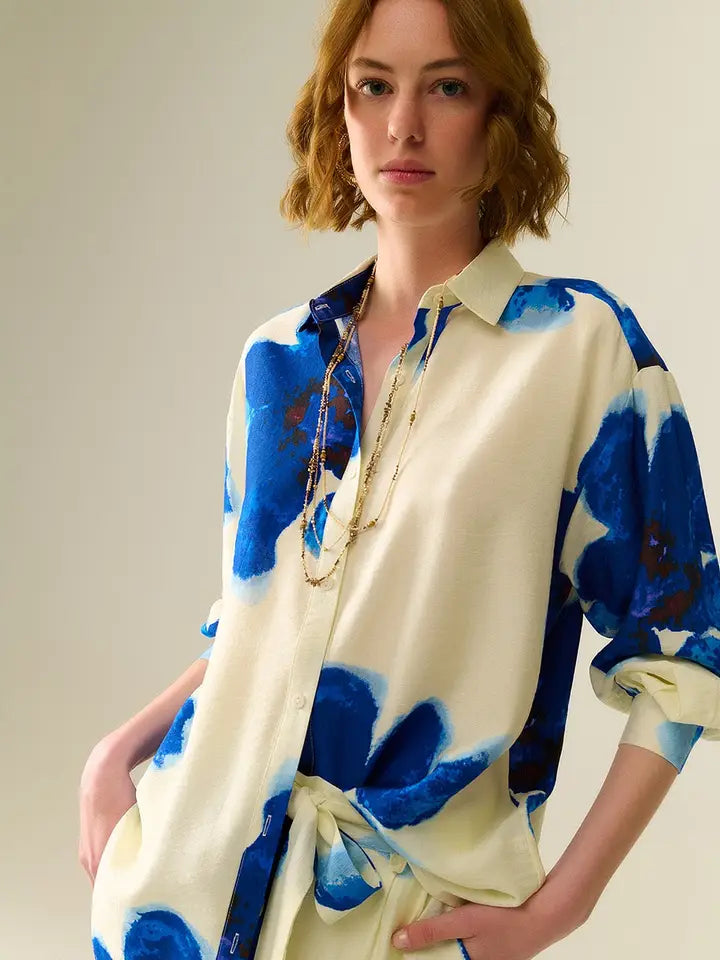 Relaxed Shirt in White with Blue Tropical Flower Print-Shirt-Q2-M-BLUE-Urbanheer