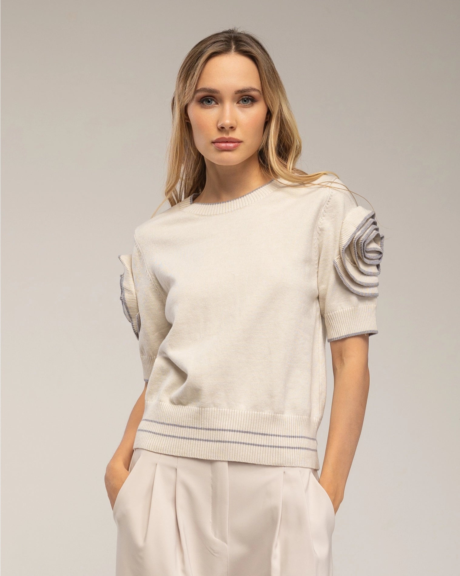 Short-Sleeve Sweater with Flowers On the Sleeves in Beige