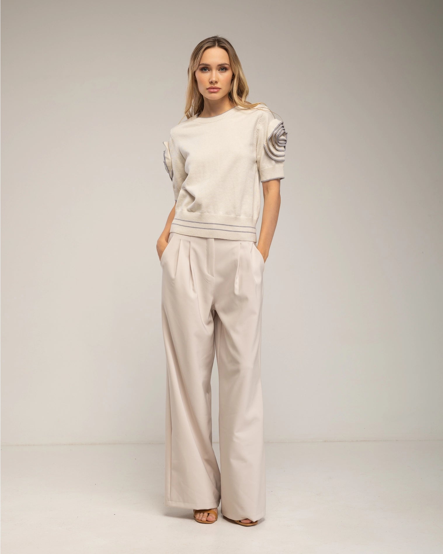 Short-Sleeve Sweater with Flowers On the Sleeves in Beige