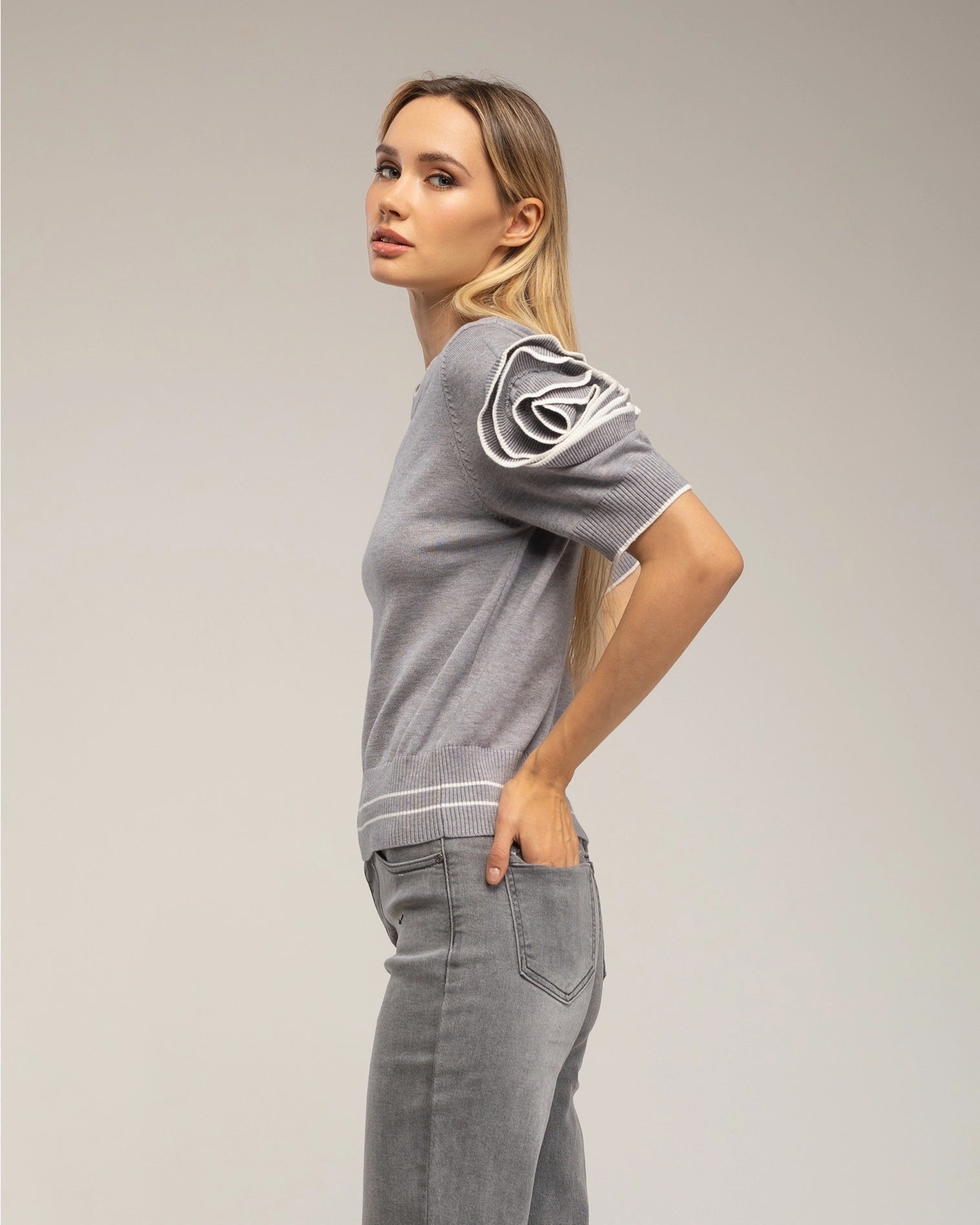 Short-Sleeve Sweater with Flowers On the Sleeves in Grey