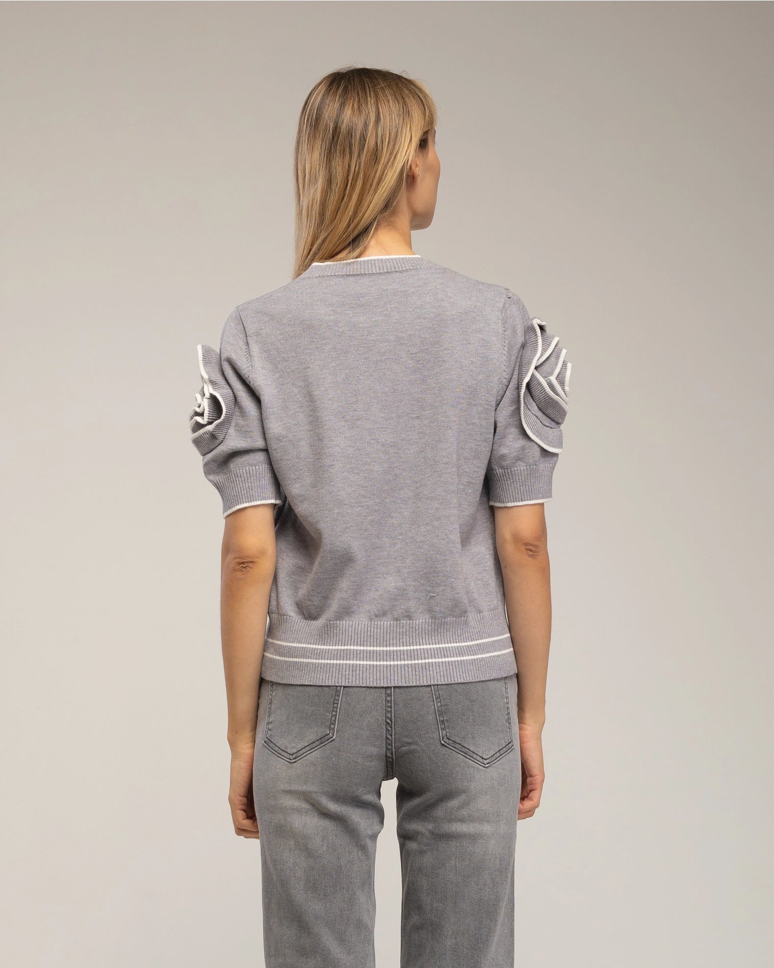Short-Sleeve Sweater with Flowers On the Sleeves in Grey