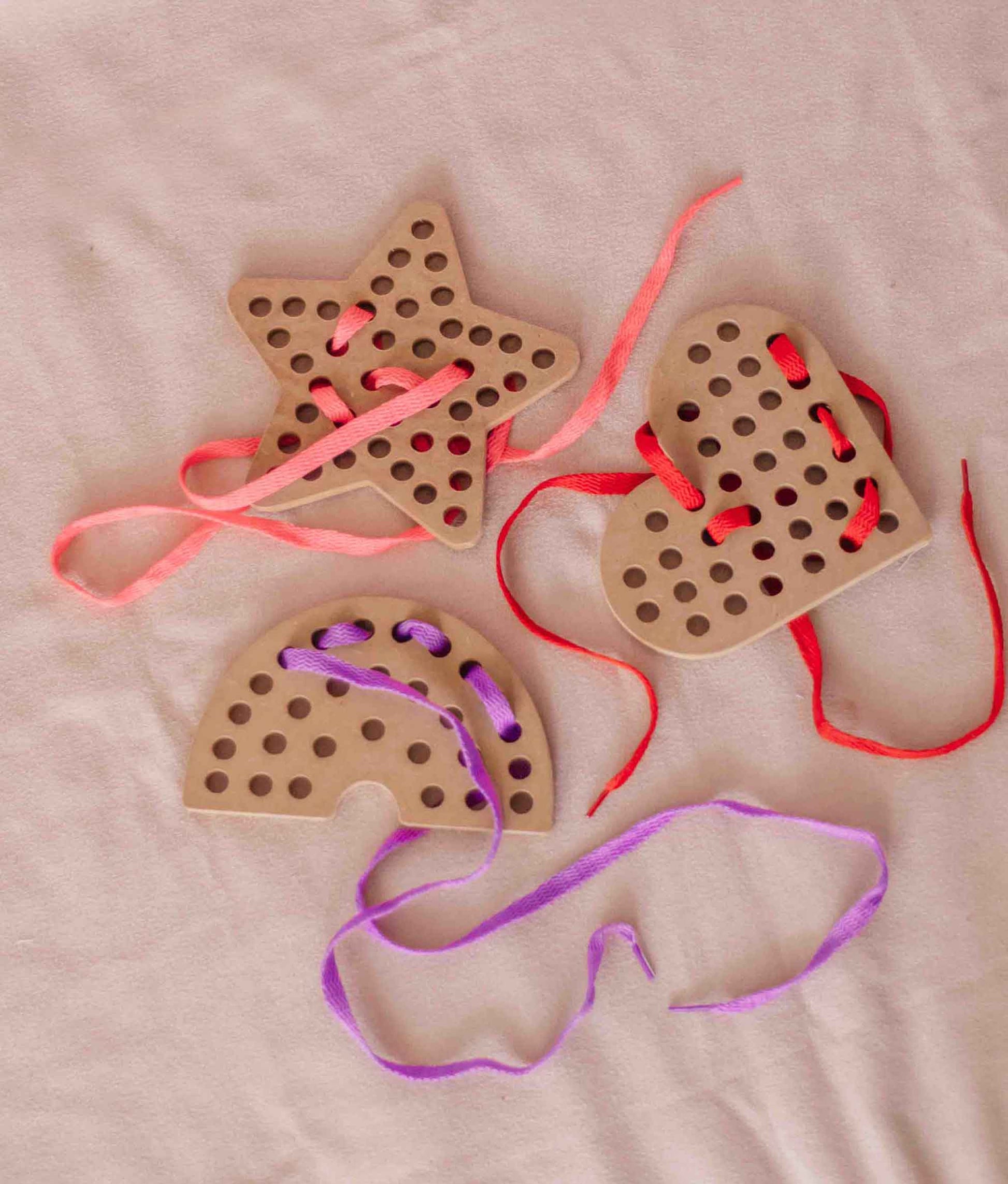 Lacing Toy \ Rainbow-LoveChildTheLabel-heart-Urbanheer