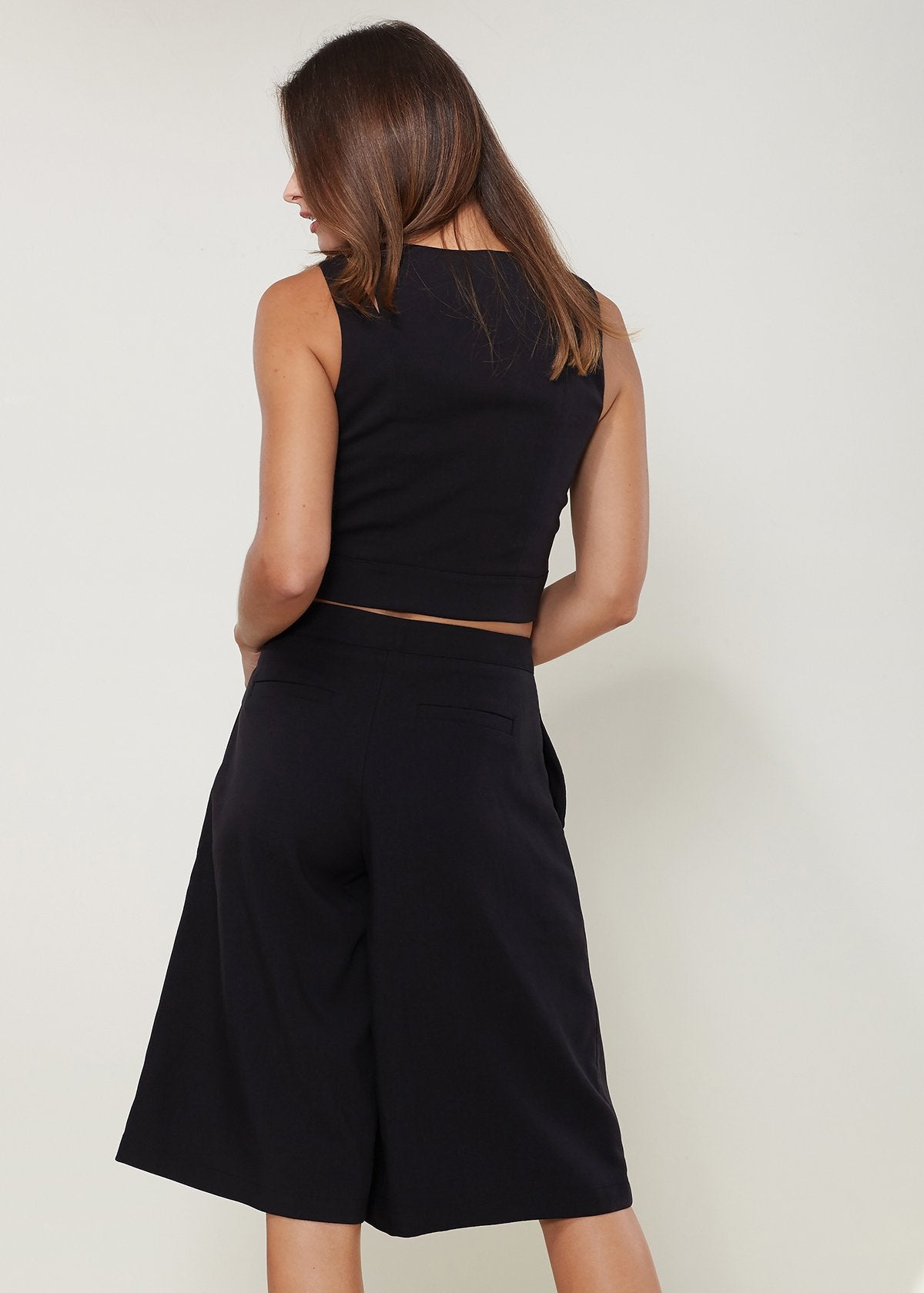 Women's V-neck Sleeveless Cropped Top In Black-Lemon Hera-L-Urbanheer