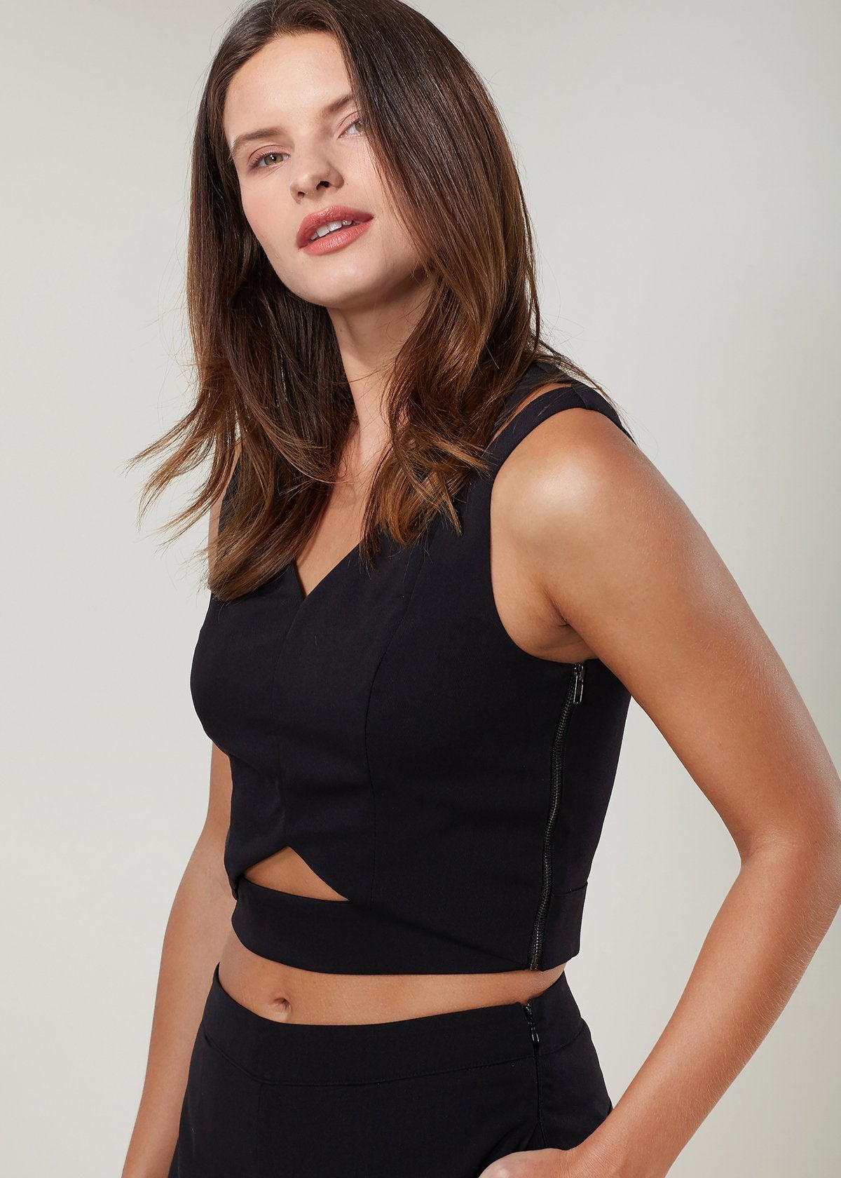 Women's V-neck Sleeveless Cropped Top In Black-Lemon Hera-L-Urbanheer